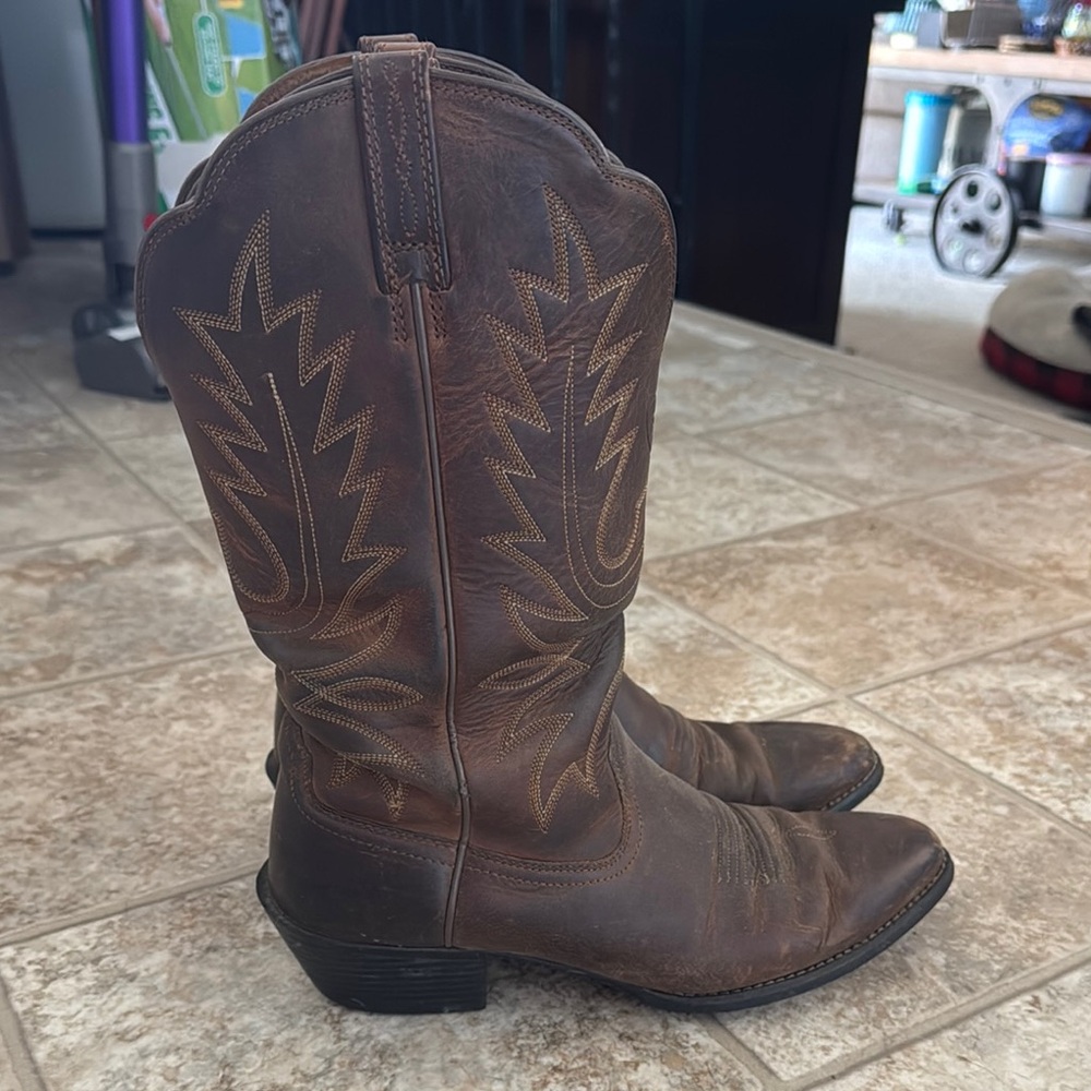 Ariat 8.5B Leather Cowboy Boots